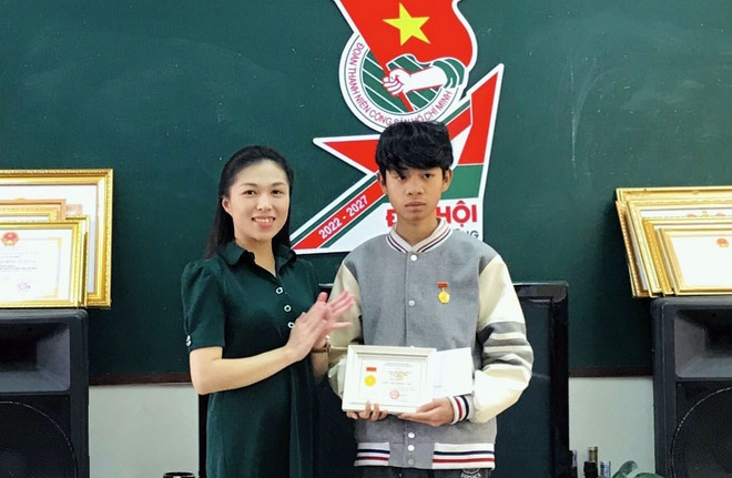 Thanh niên cứu 2 người trong ôtô chìm nhận huy hiệu Tuổi trẻ dũng cảm ảnh 1