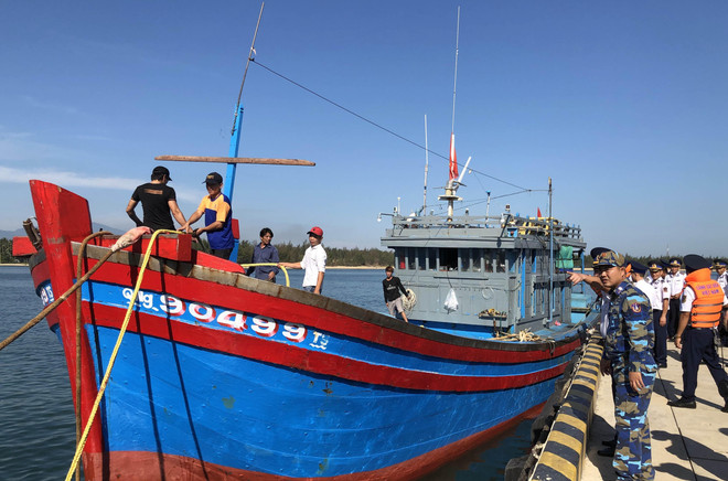 Cứu hộ thành công tàu cá mắc cạn ở khu vực quần đảo Hoàng Sa ảnh 1