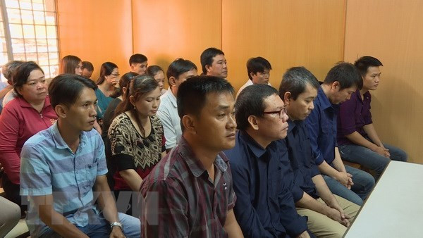 Các bị cáo tại phiên tòa sơ thẩm. (Ảnh: Thành Chung/TTXVN) Hủy án sơ thẩm, đề nghị làm rõ người nhận hối lộ vụ 'logo xe vua' ảnh 1