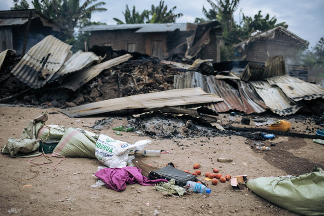 Nhiều ngôi nhà bị đốt phá trong một vụ tấn công của phiến quân tại CHDC Congo. (Ảnh: AFP/TTXVN) Ít nhất 16 dân thường thiệt mạng trong các vụ tấn công tại CHDC Congo ảnh 1