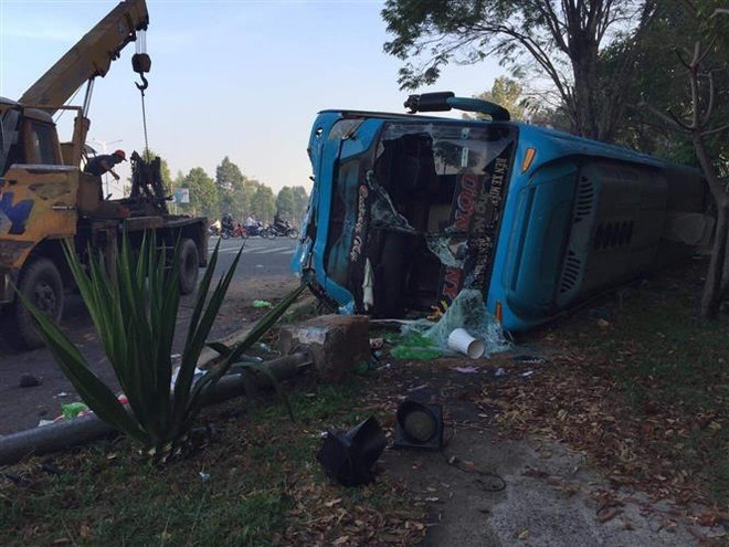 Bình Dương: Giải cứu 30 hành khách mắc kẹt trong xe gặp nạn ảnh 1