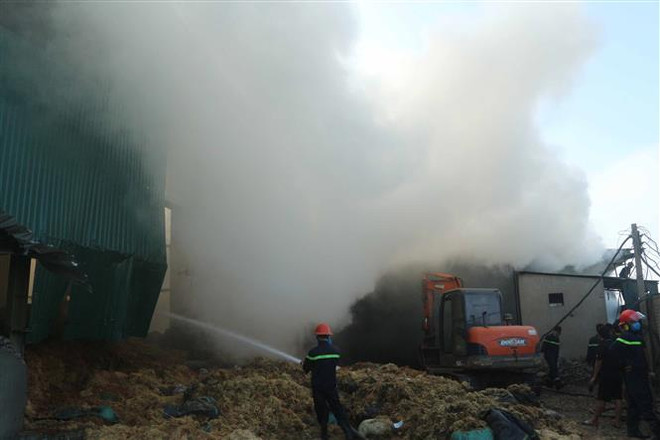 TP.HCM: Cháy 3 kho phế liệu, trên 500m2 nhà xưởng bị thiêu rụi ảnh 1