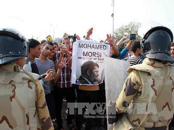 Tuần hành ủng hộ Tổng thống bị phế truất Morsi tại Cairo. (Nguồn: AFP/TTXVN) Ai Cập tăng an ninh trước phiên xét xử ông Morsi ảnh 1