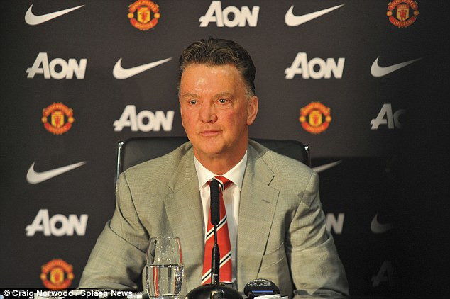 Van Gaal khoe chiến tích và hé lộ về việc "cải tổ" Man United ảnh 1