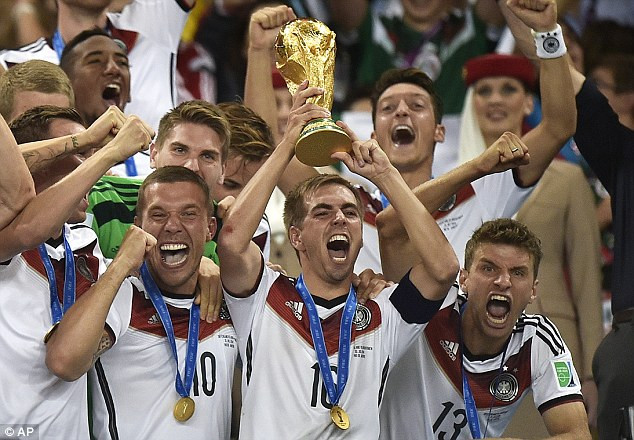 Philipp Lahm và các đồng đội nâng cao chiếc cúp vô địch World Cup 2014. (Nguồn: AP) Philipp Lahm gây bất ngờ khi nói lời chia tay đội tuyển Đức ảnh 1