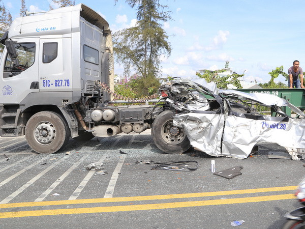 Xe khách vỡ vụn đầu sau khi đâm xe container, 2 người thiệt mạng ảnh 1