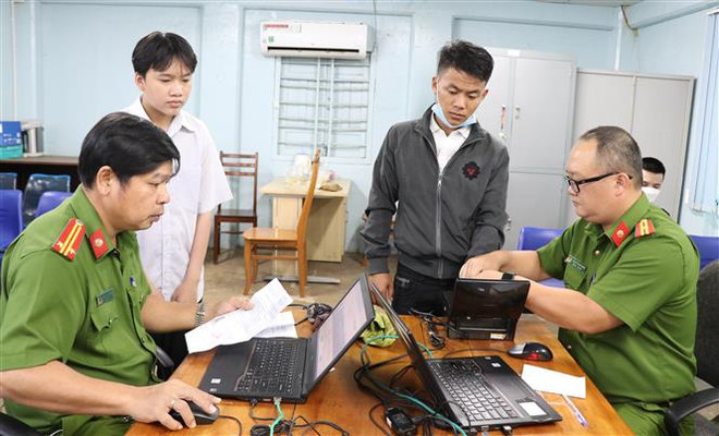 Quán triệt việc không yêu cầu người dân xuất trình sổ hộ khẩu, tạm trú ảnh 1