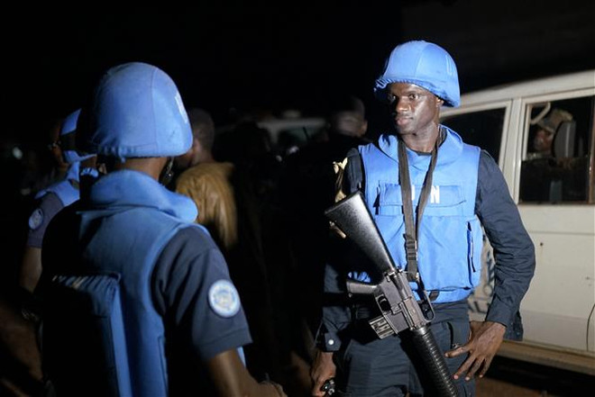 Binh sỹ thuộc Phái bộ Gìn giữ Hòa bình của Liên hợp quốc tuần tra tại Bamako Mali. (Ảnh: AFP/TTXVN) LHQ: Số binh sỹ Bờ Biển Ngà bị bắt ở Mali không phải lính đánh thuê ảnh 1