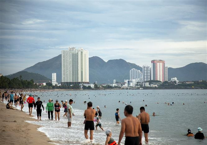 Bãi biển Nha Trang luôn tấp nập du khách. (Ảnh: Hồng Đạt/TTXVN) Gắn nông nghiệp vùng duyên hải Nam Trung Bộ với phát triển du lịch ảnh 1