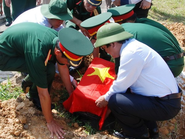 Truy điệu, an táng hài cốt 40 liệt sỹ thời kháng chiến chống Mỹ ảnh 1