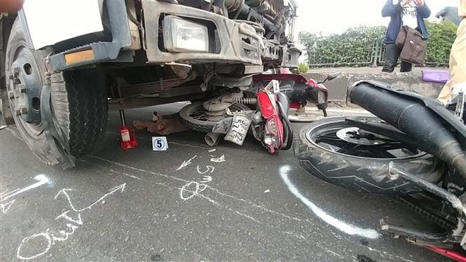 TP.HCM: Xe tải đâm liên tiếp vào nhiều xe máy làm 2 người chết ảnh 1