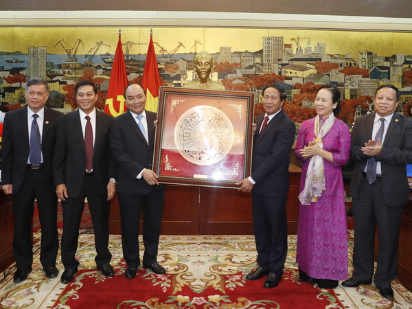 Thủ tướng Nguyễn Xuân Phúc tặng quà cho thành phố Hải Phòng. (Ảnh: Thống Nhất/TTXVN) Xây Hải Phòng thành cực tăng trưởng của vùng bằng vốn xã hội hóa ảnh 1