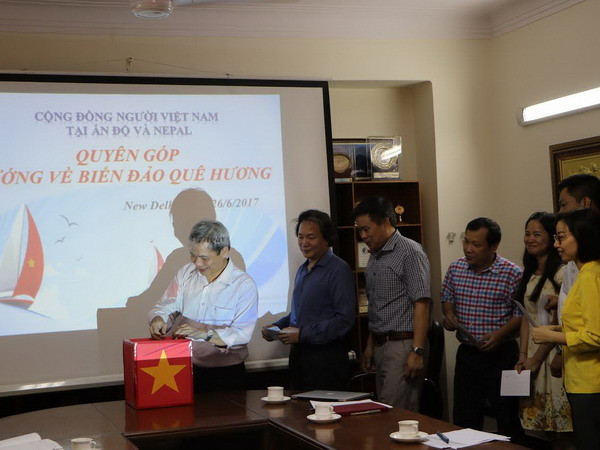 Đại sứ Tôn Sinh Thành phát động phong trào Hướng về biển đảo quê hương. (Ảnh: Huy Bình/Vietnam+) Người Việt tại Ấn Độ và Nepal hướng về biển đảo quê hương ảnh 1
