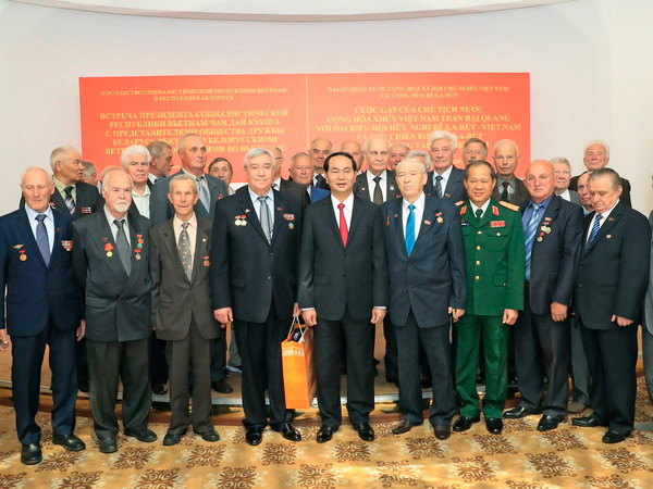 Chủ tịch nước Trần Đại Quang tiếp đại diện Hội hữu nghị Belarus-Việt Nam và cựu chiến binh Belarus đã từng tham gia kháng chiến tại Việt Nam. (Ảnh: Nhan Sáng/TTXVN) Chủ tịch nước tiếp cựu binh Belarus từng chiến đấu ở Việt Nam ảnh 1