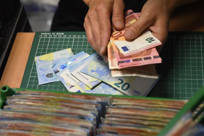 Kiểm đồng euro tại một công ty bán hàng ở Rennes, Pháp. (Ảnh: AFP/TTXVN) Pháp và Đức thống nhất kế hoạch ngân sách Eurozone ảnh 1