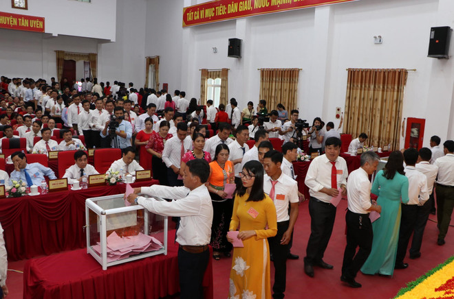 Các đại biểu bỏ phiếu bầu trực tiếp Bí thư Huyện ủy huyện Tân Uyên (Lai Châu) khóa XVIII nhiệm kỳ 2020-2025. (Ảnh: Quý Trung/TTXVN Xây dựng Tân Uyên trở thành huyện phát triển của tỉnh Lai Châu ảnh 1