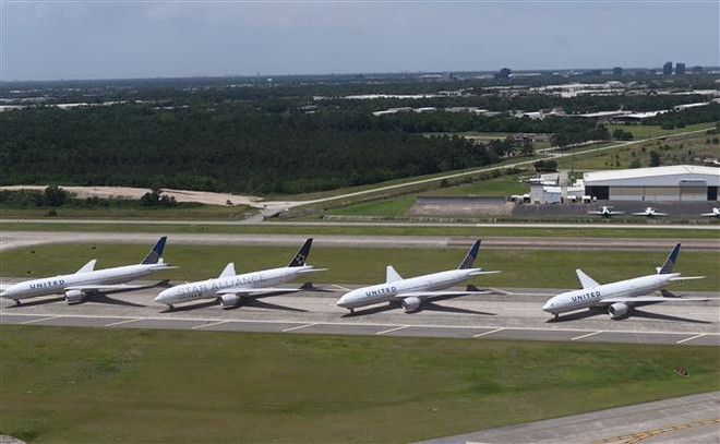 Máy bay của Hãng hàng không United Airlines tại sân bay quốc tế George Bush ở Houston, Texas, Mỹ. (Ảnh: AFP/TTXVN) Mỹ: United Airlines đạt thỏa thuận với phi công về việc tăng lương ảnh 1
