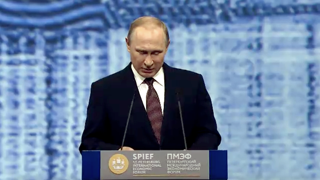 Tổng thống Nga Vladimir Putin phát biểu tại Diễn đàn kinh tế quốc tế Saint-Peterburg. (Ảnh: Quang Vinh/Vietnam+) Nga tuyên bố hệ thống lá chắn tên lửa của Mỹ là "mối nguy hiểm lớn" ảnh 1