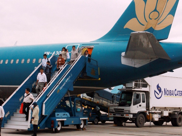 Vietnam Airlines tạm đình chỉ bay 1 phi công và 4 tiếp viên ảnh 1