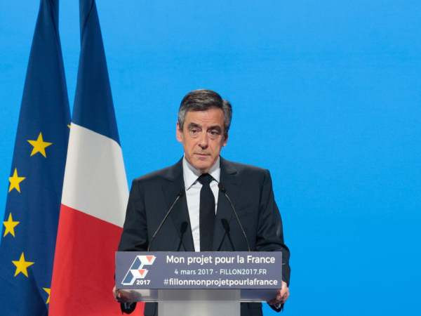 Hàng chục nghìn người đổ về Paris ủng hộ ứng cử viên F. Fillon ảnh 1