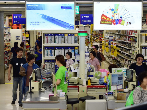 Tiền mặt đang dần biến mất trong đời sống xã hội toàn cầu ảnh 1