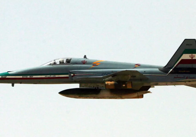 Máy bay quân sự Iran cảnh cáo 2 'tàu lạ' tiếp cận khu vực tập trận ảnh 1