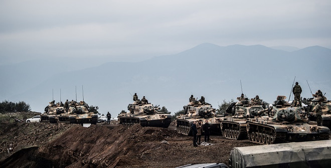 Xe quân sự Thổ Nhĩ Kỳ được triển khai tại Hassa, tỉnh Hatay, chuẩn bị tiến vào Syria ngày 21/1. (Nguồn: AFP/TTXVN) Syria: Quân đội Thổ Nhĩ Kỳ mở rộng chiến dịch quân sự tại Afrin ảnh 1