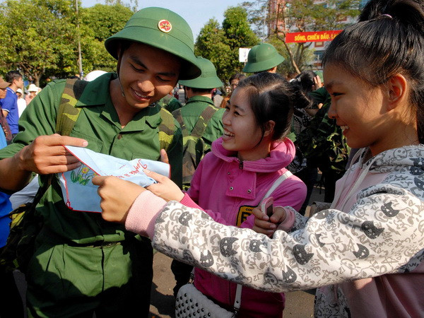 Thanh niên lên đường nhập ngũ. (Ảnh: Mạnh Linh/TTXVN) Phát huy vai trò tuổi trẻ xây dựng và bảo vệ Tổ quốc ảnh 1