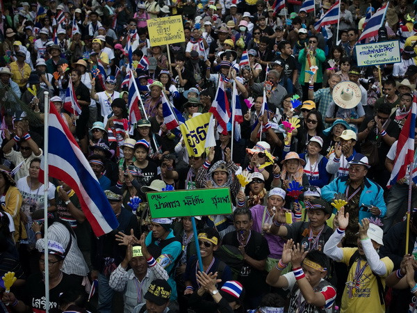 Người biểu tình tuần hành tại Bangkok. (Nguồn: AFP/TTXVN) Thủ lĩnh biểu tình tuyên bố đẩy mạnh chiến dịch đóng cửa ảnh 1