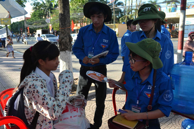 Sinh viên tình nguyện hào hứng với sự kiện tiếp sức người bệnh ảnh 1