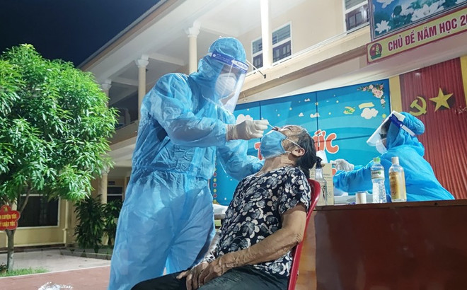 Xét nghiệm COVID-19. (Nguồn: TTXVN) Hà Tĩnh ghi nhận ca dương tính với SARS-CoV-2 đầu tiên ở cộng đồng ảnh 1