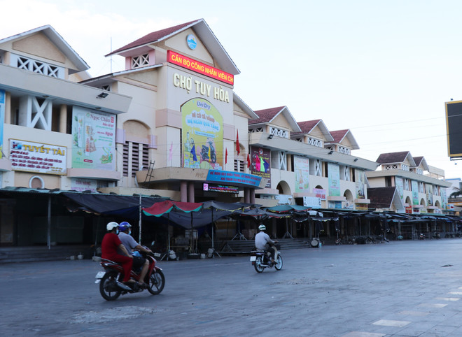 Các sạp bán hàng không thiết yếu tại Chợ Tuy Hòa đã đóng của để phòng chống dịch COVID-19. (Ảnh: Phạm Cường/TTXVN) Phú Yên siết phòng chống dịch trong khu công nghiệp, chợ truyền thống ảnh 1
