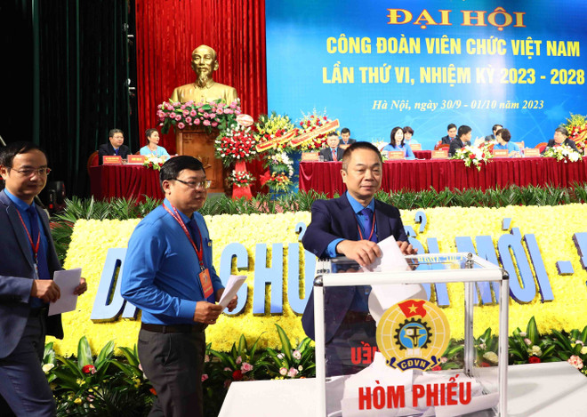 Các đại biểu bỏ phiếu bầu Ban Chấp hành Công đoàn Viên chức Việt Nam nhiệm kỳ 2023-2028. (Nguồn: TTXVN) Khai mạc Đại hội Công đoàn Viên chức Việt Nam nhiệm kỳ 2023-2028 ảnh 2