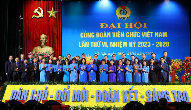 Ban Chấp hành Công đoàn Viên chức Việt Nam, nhiệm kỳ 2023-2028 ra mắt Đại hội. (Nguồn: TTXVN) Khai mạc Đại hội Công đoàn Viên chức Việt Nam nhiệm kỳ 2023-2028 ảnh 1