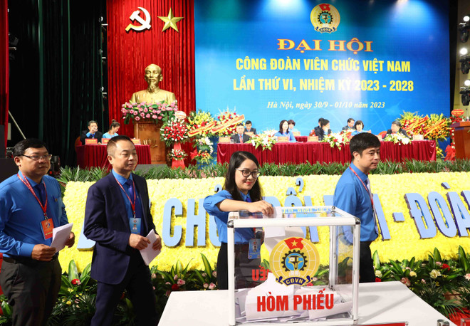 Các đại biểu bỏ phiếu bầu Ban Chấp hành Công đoàn Viên chức Việt Nam nhiệm kỳ 2023-2028. (Nguồn: TTXVN) Khai mạc Đại hội Công đoàn Viên chức Việt Nam nhiệm kỳ 2023-2028 ảnh 5
