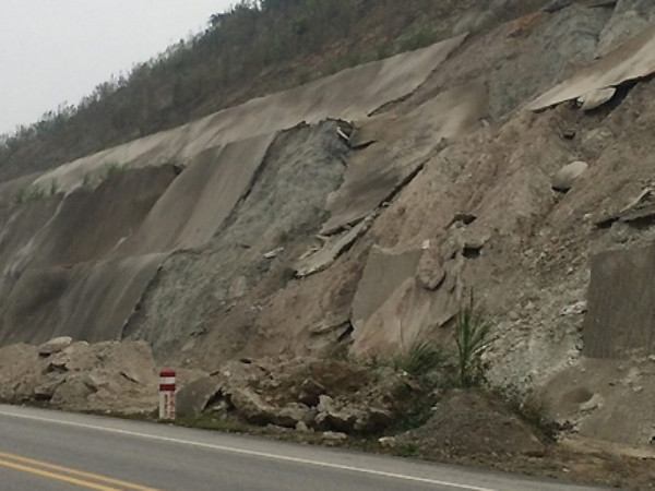 Đường cao tốc dài nhất Việt Nam bị sạt lở trên mái taluy vì mưa ảnh 1