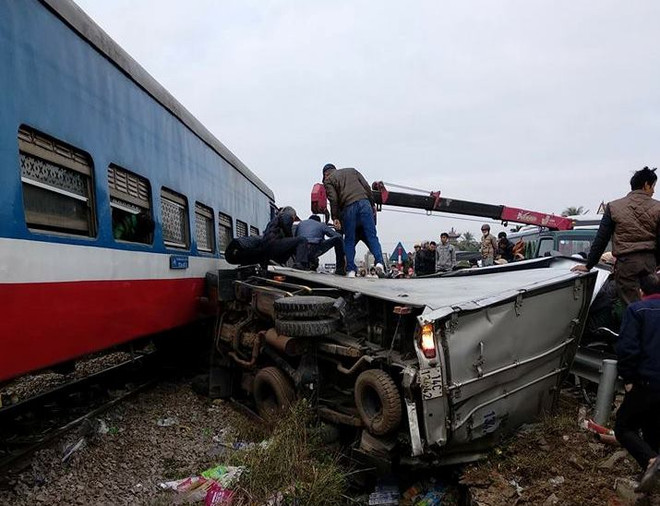 Cố vượt đường ngang tự mở, xe tải bị tàu khách tông biến dạng ảnh 1