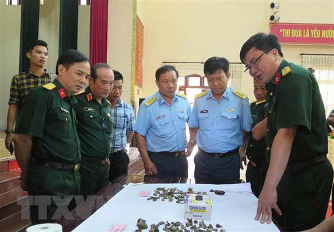 Lực lượng chức năng tìm hiểu các mẫu vật cất bốc được tại Bộ Chỉ huy Quân sự tỉnh Thái Nguyên. (Ảnh: Quân Trang/TTXVN) Mảnh vỡ máy bay tại Tam Đảo là máy bay MIG-21 rơi năm 1971 ảnh 1