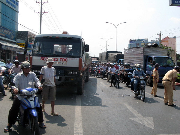 Xe buýt đâm liên hoàn, một người bị cuốn vào gầm xe kéo lê 20m ảnh 1