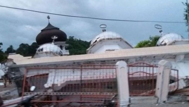 Động đất tại Indonesia, đã có 4 người chết, nhiều tòa nhà sập ảnh 1