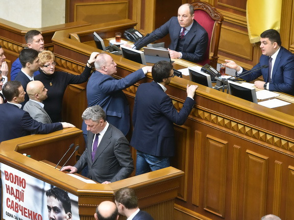 "Sóng ngầm” mới trên chính trường Ukraine sau khi thủ tướng từ chức ảnh 1