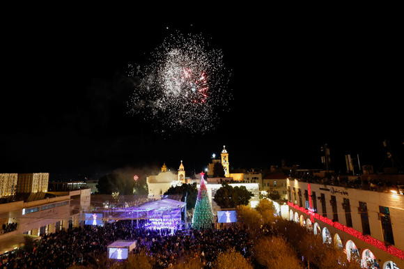 Người dân Bethlehem thắp sáng cây thông Noel khổng lồ ảnh 1