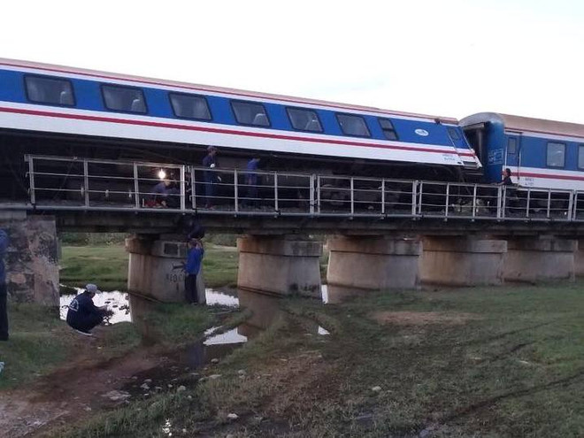 Đường sắt chuyển tải 3.500 khách sau vụ tàu khách SE1 trật bánh ảnh 1