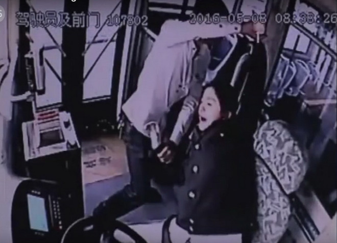 Nữ tài xế xe buýt bị nam hành khách thô lỗ đánh đập dã man ảnh 1