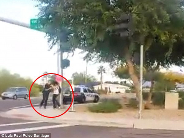 Cảnh sát Mỹ gây bất bình khi tấn công cô gái bất ổn về tâm lý ảnh 1