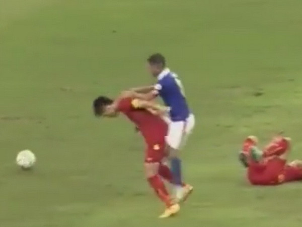 Cận cảnh màn "đấm bốc" thô bạo của Safiq Rahim với Tiến Thành ảnh 1