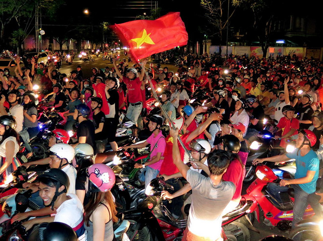 Người hâm mộ đổ ra đường ăn mừng chiến thắng của Việt Nam ảnh 1