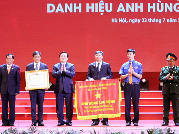 Khai thác dầu khí Việt Nam đạt danh hiệu Anh hùng lao động ảnh 1