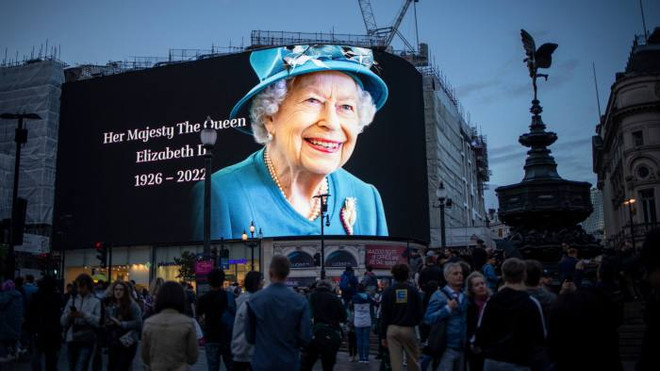 Anh: Cửa hàng đóng cửa để bày tỏ sự kính trọng Nữ hoàng Elizabeth II ảnh 1