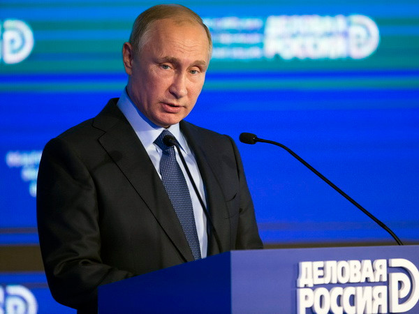 Tổng thống Nga Vladimir Putin phát biểu tại một hội nghị ở Moskva ngày 18/10. (Nguồn: EPA/TTXVN) Tổng thống Putin: Nga sẵn sàng cải thiện quan hệ với Mỹ ảnh 1